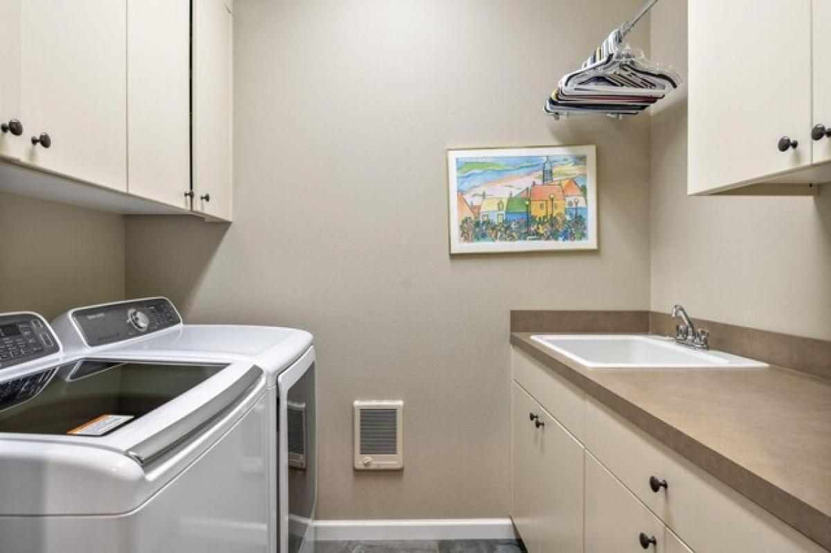 Picture of Home For Sale in Redmond, Oregon, United States