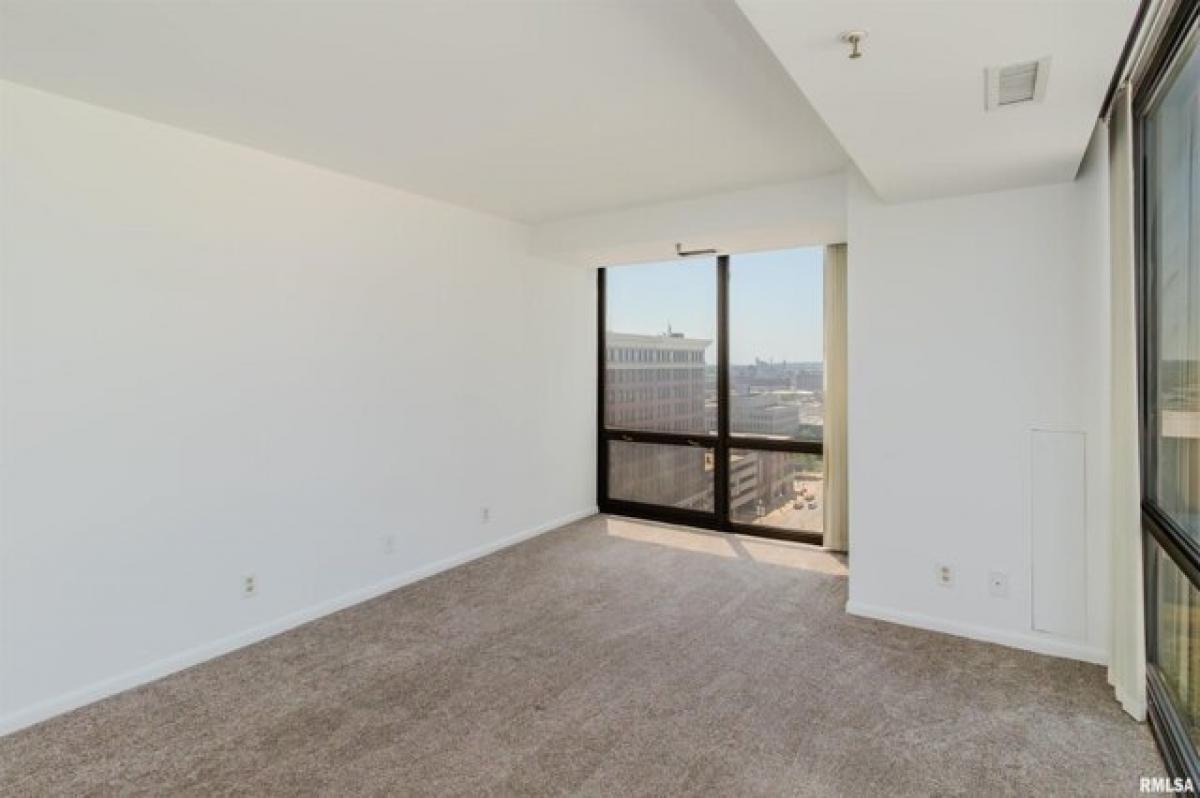 Picture of Home For Sale in Peoria, Illinois, United States