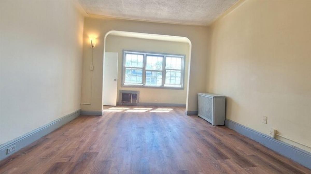 Picture of Home For Sale in Bayonne, New Jersey, United States