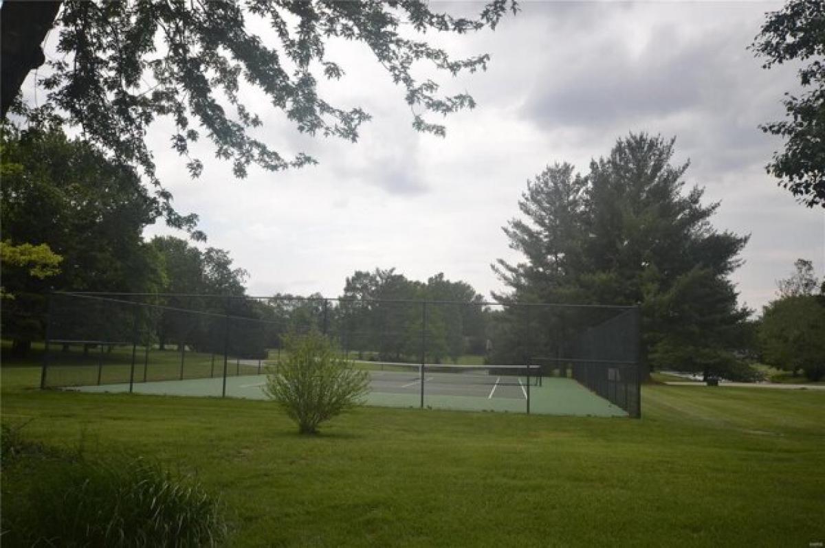 Picture of Home For Sale in Belleville, Illinois, United States