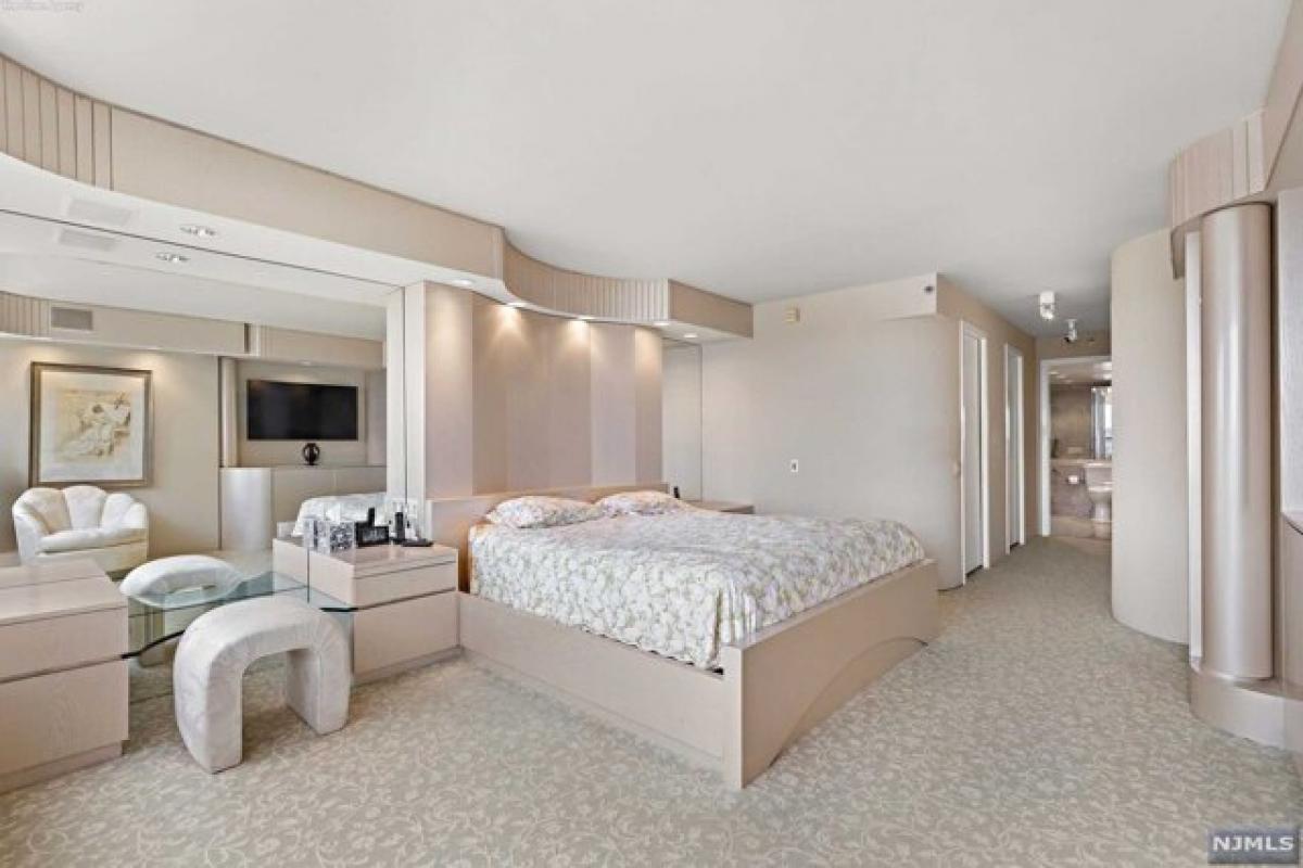 Picture of Home For Sale in Fort Lee, New Jersey, United States