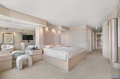 Home For Sale in Fort Lee, New Jersey