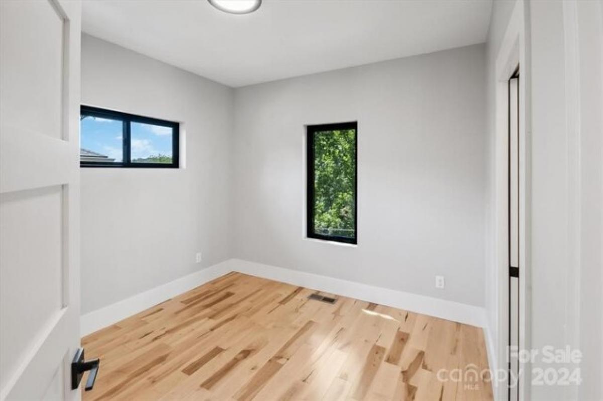 Picture of Home For Sale in Asheville, North Carolina, United States