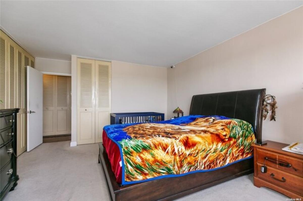 Picture of Home For Sale in Bayside, New York, United States