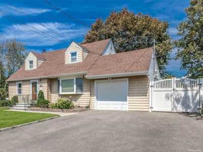 Home For Sale in Westbury, New York