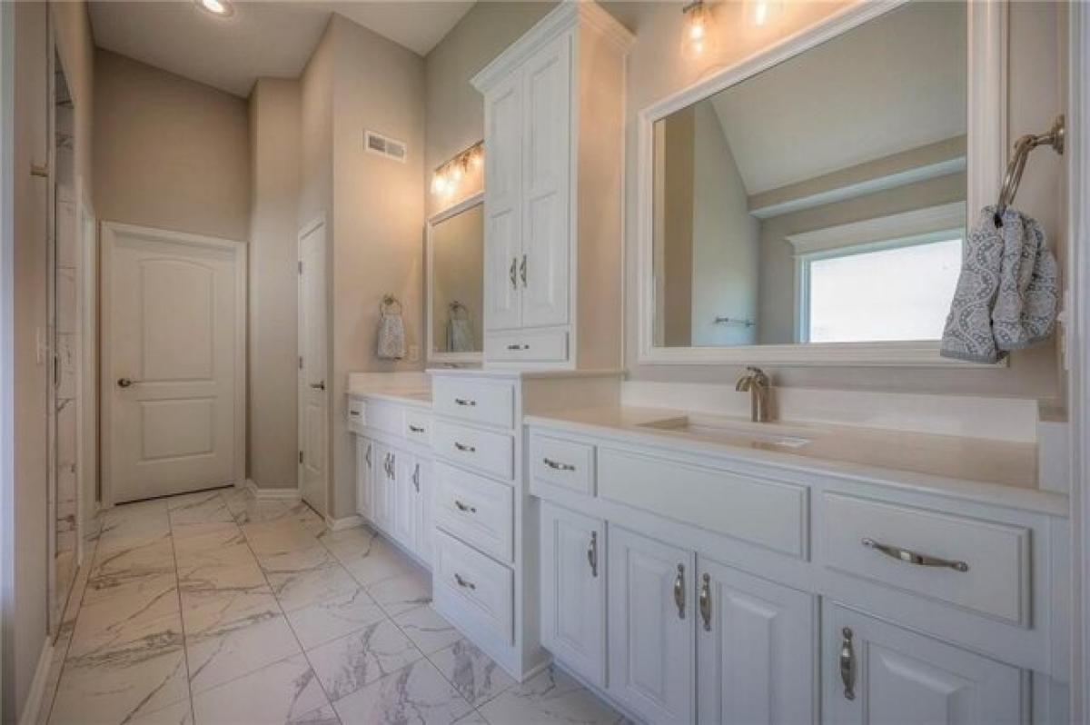 Picture of Home For Sale in Overland Park, Kansas, United States