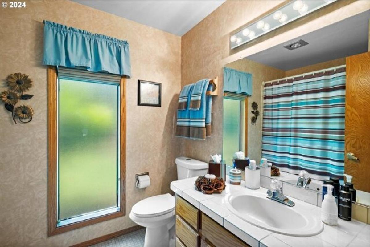 Picture of Home For Sale in West Linn, Oregon, United States