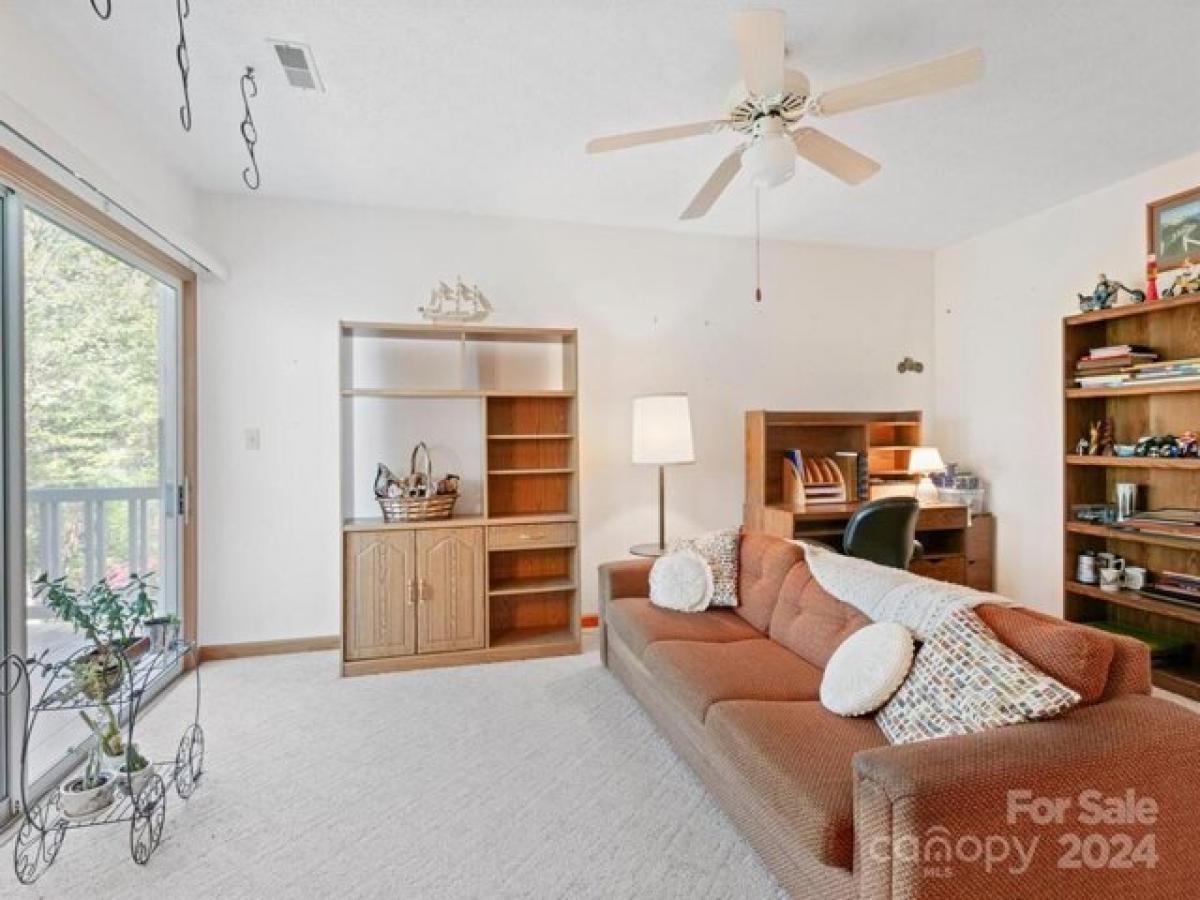 Picture of Home For Sale in Hendersonville, North Carolina, United States