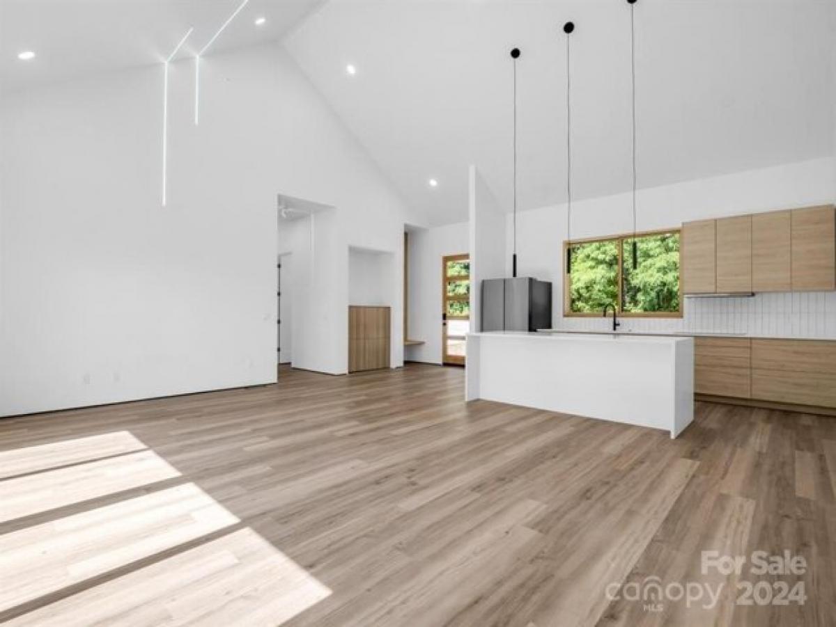 Picture of Home For Sale in Hendersonville, North Carolina, United States