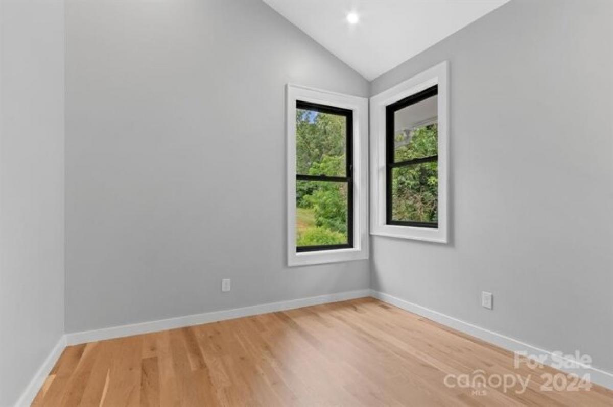 Picture of Home For Sale in Asheville, North Carolina, United States