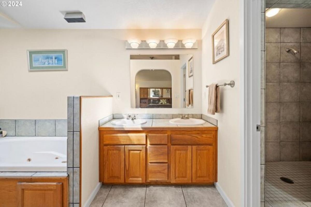 Picture of Home For Sale in Astoria, Oregon, United States