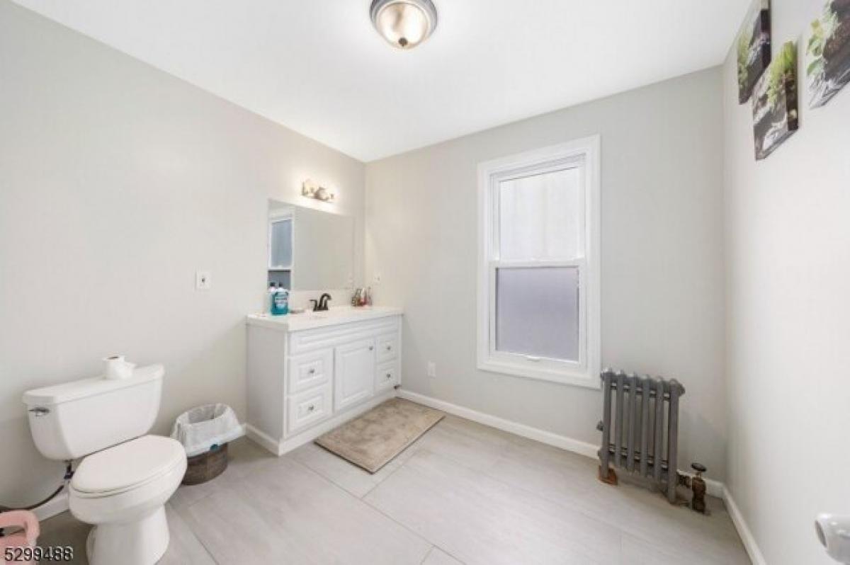 Picture of Home For Sale in Newark, New Jersey, United States