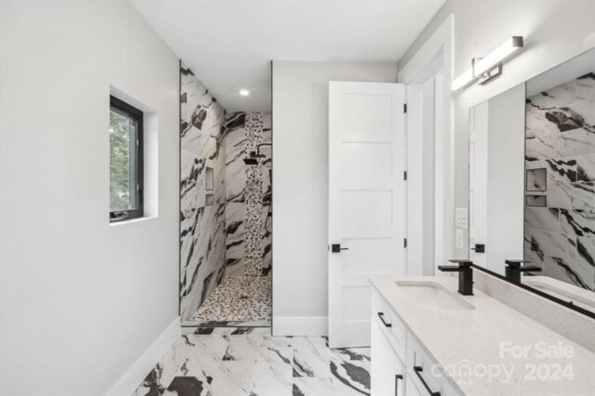 Picture of Home For Sale in Asheville, North Carolina, United States