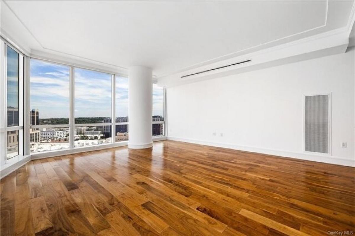 Picture of Home For Sale in White Plains, New York, United States