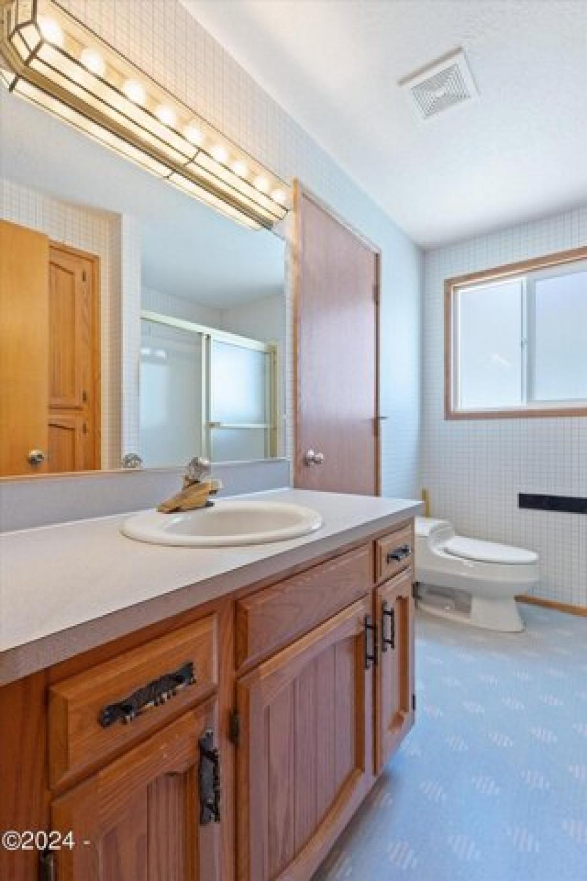 Picture of Home For Sale in Lincoln City, Oregon, United States