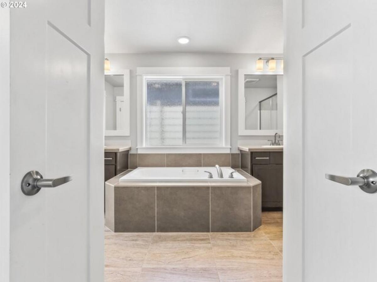 Picture of Home For Sale in Beaverton, Oregon, United States