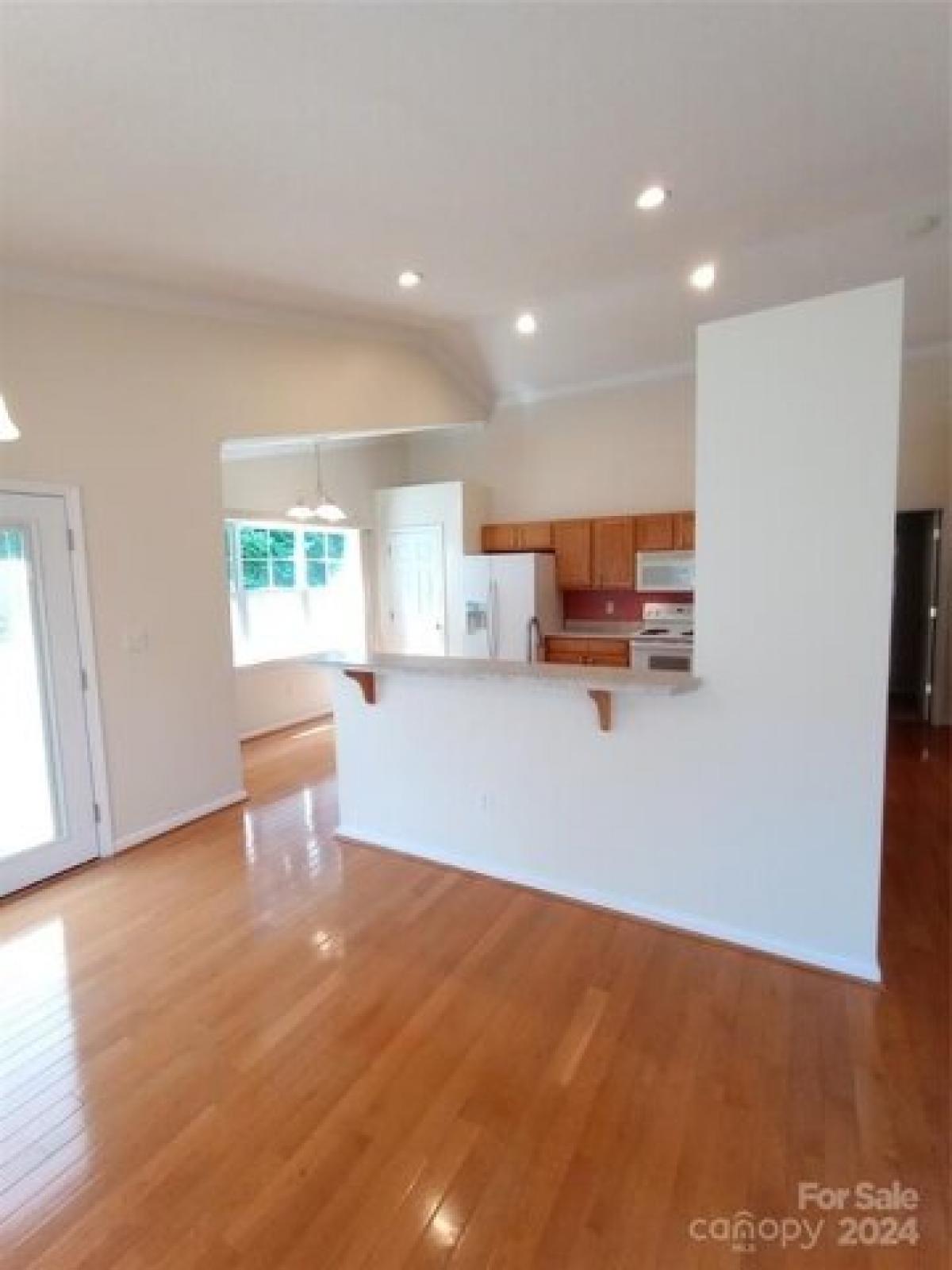 Picture of Home For Sale in Hendersonville, North Carolina, United States