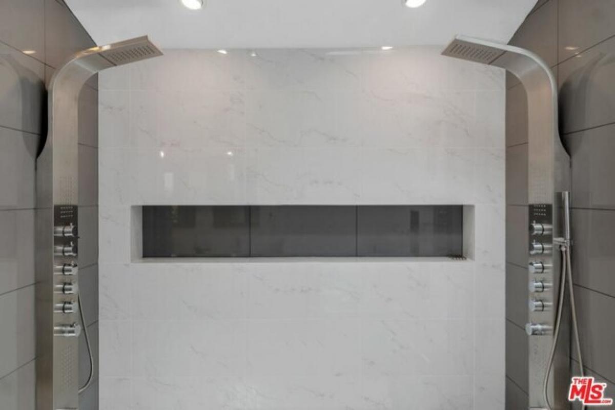 Picture of Home For Sale in Encino, California, United States