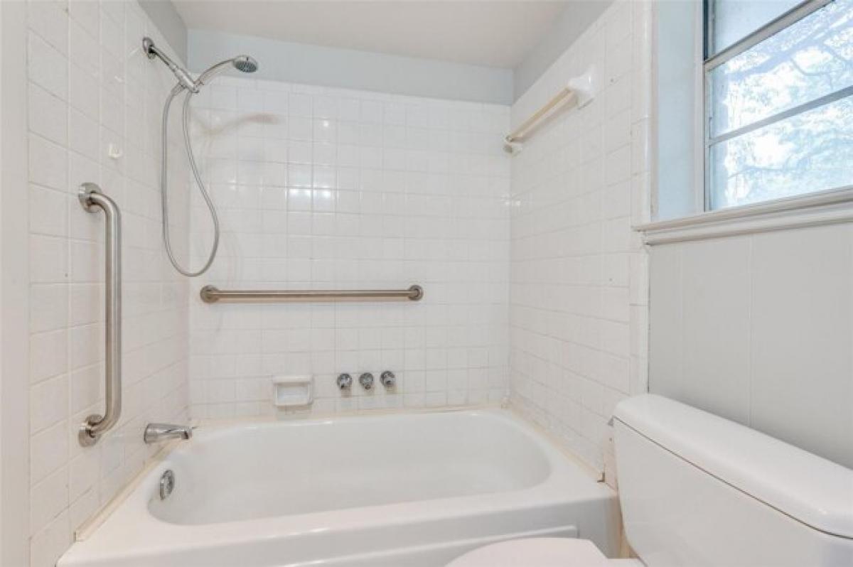 Picture of Home For Sale in Farmers Branch, Texas, United States