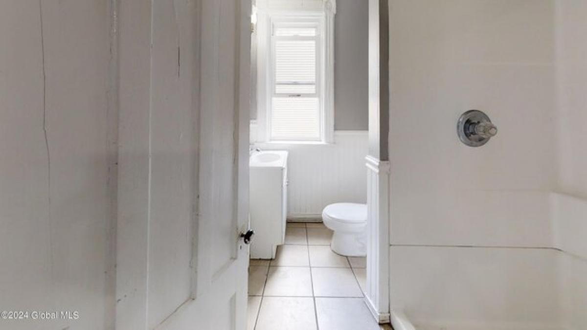 Picture of Home For Sale in Albany, New York, United States