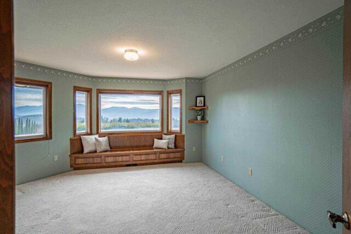 Picture of Home For Sale in Medford, Oregon, United States