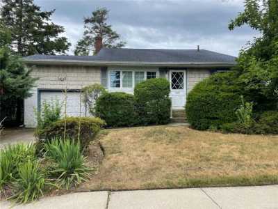 Home For Sale in Massapequa Park, New York