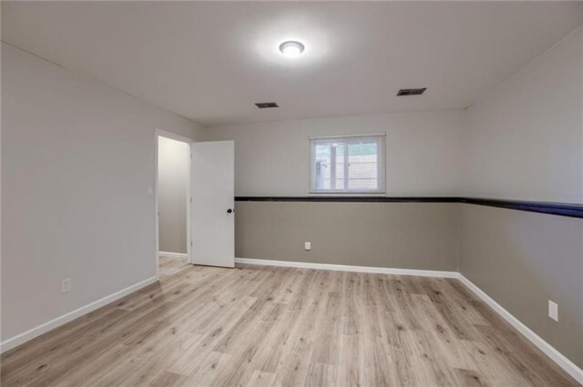 Picture of Home For Sale in Overland Park, Kansas, United States