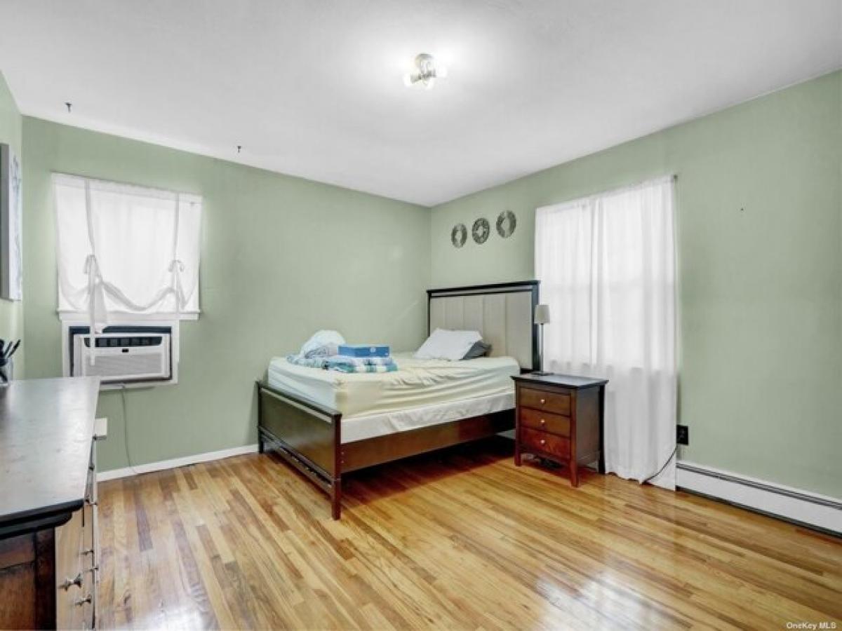 Picture of Home For Sale in Malverne, New York, United States