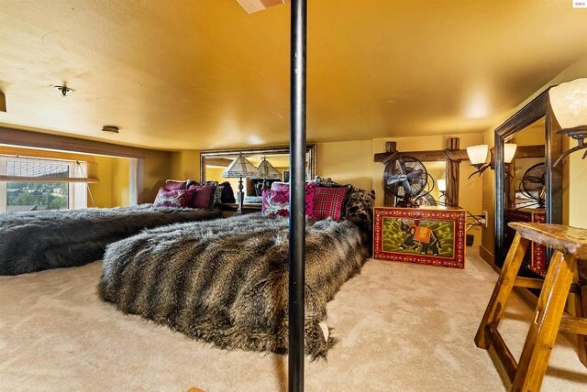 Picture of Home For Sale in Sandpoint, Idaho, United States