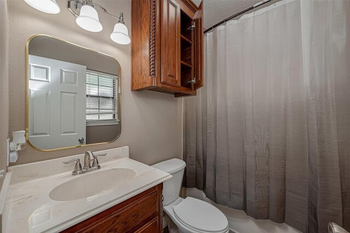 Picture of Home For Sale in Crosby, Texas, United States