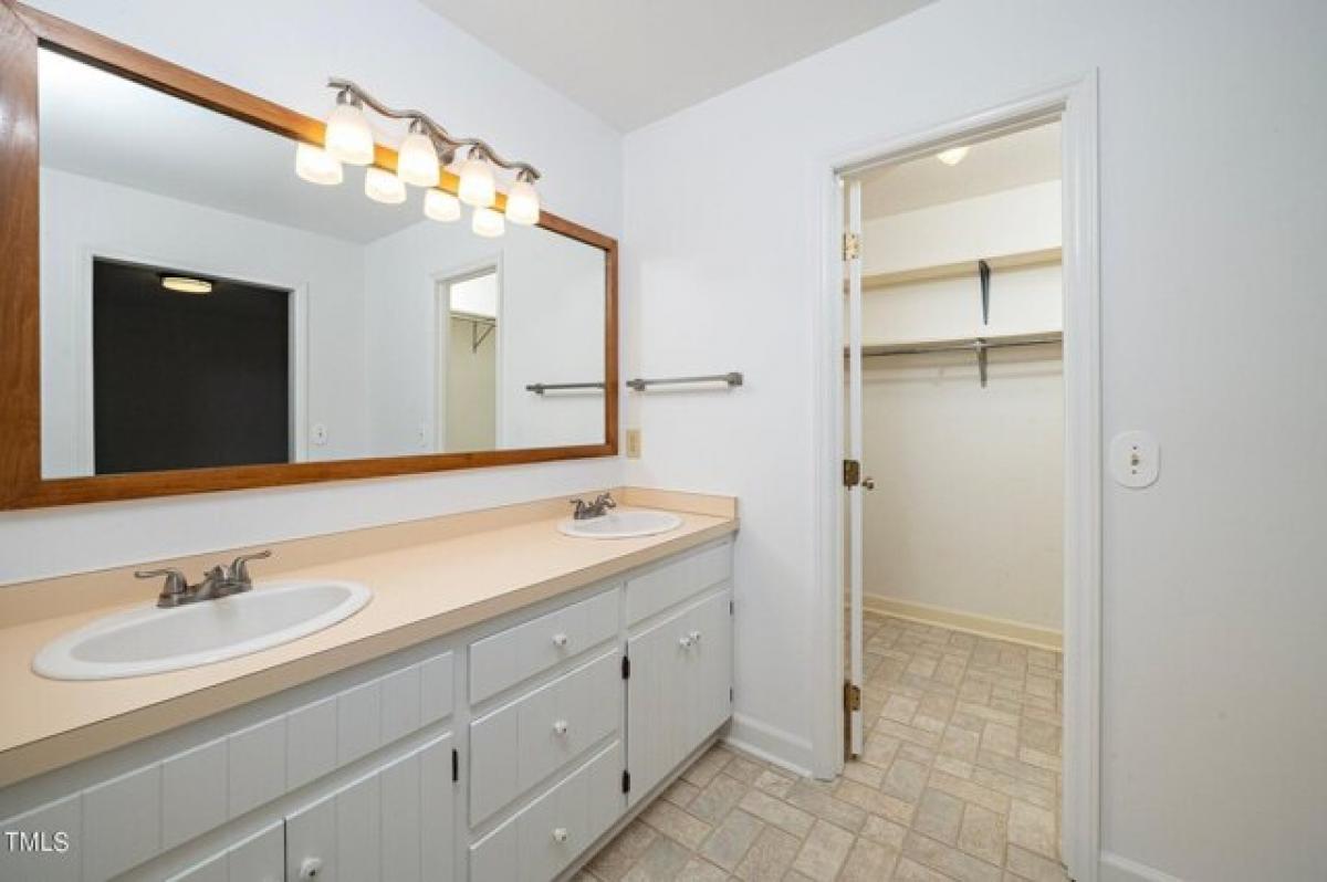 Picture of Home For Sale in Apex, North Carolina, United States