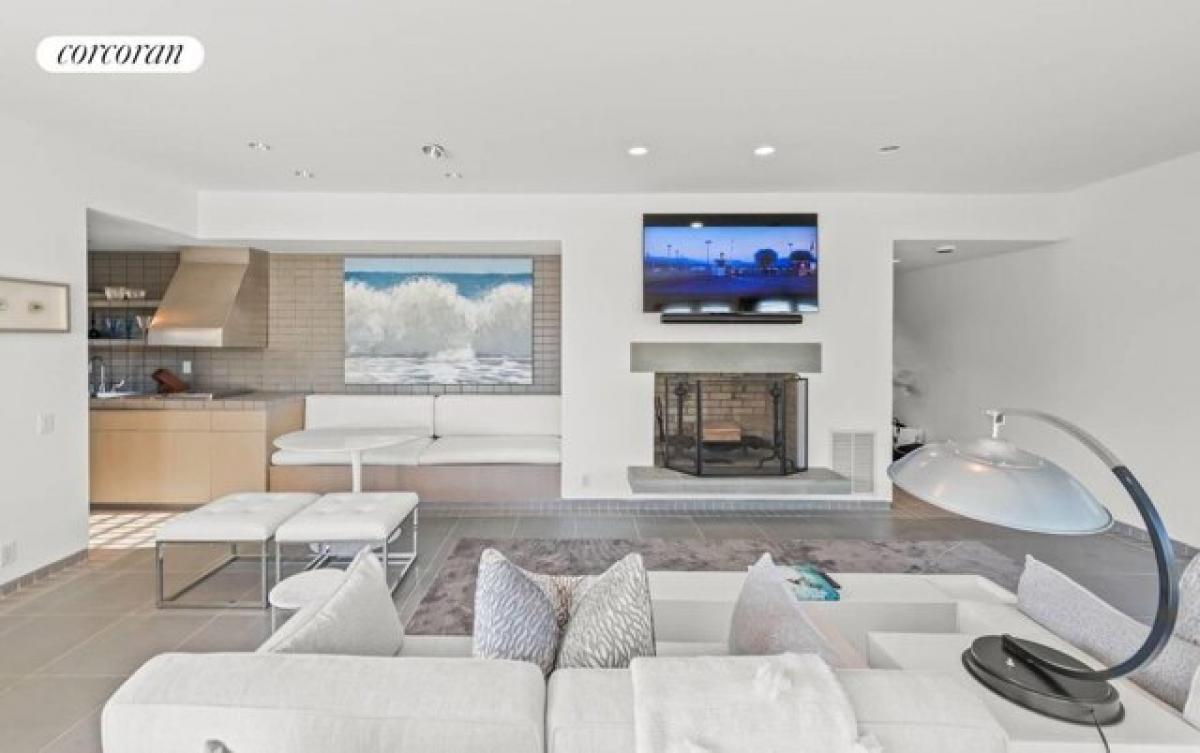 Picture of Home For Sale in Southampton, New York, United States