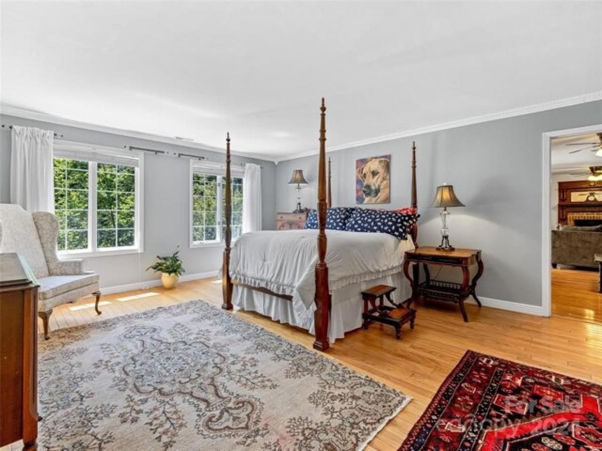 Picture of Home For Sale in Hendersonville, North Carolina, United States