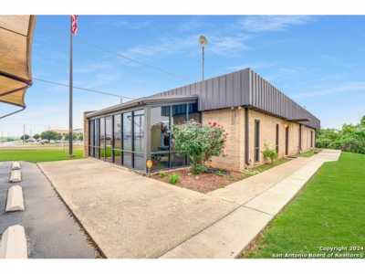Home For Sale in Floresville, Texas