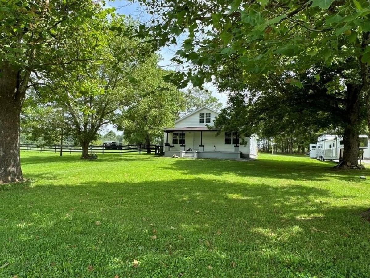 Picture of Home For Sale in Deer Lodge, Tennessee, United States
