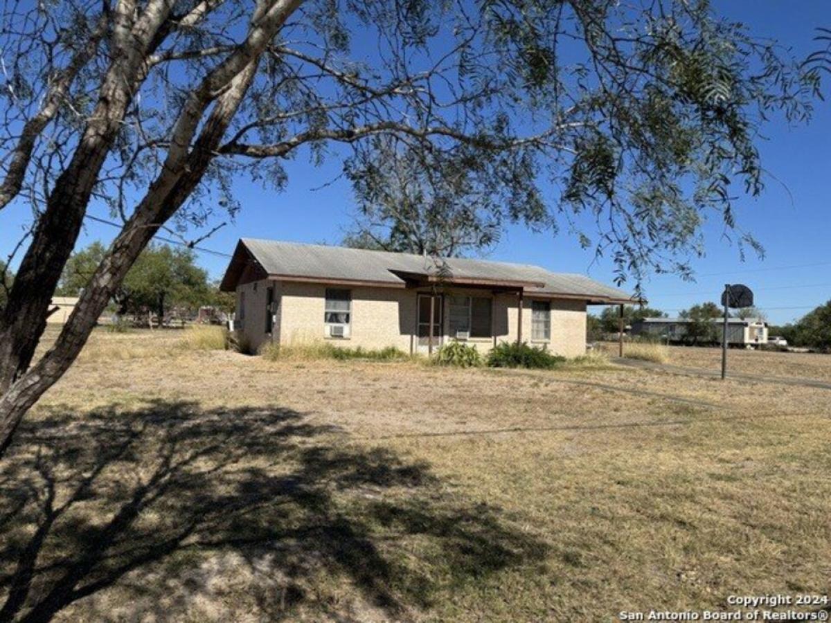 Picture of Home For Sale in Uvalde, Texas, United States