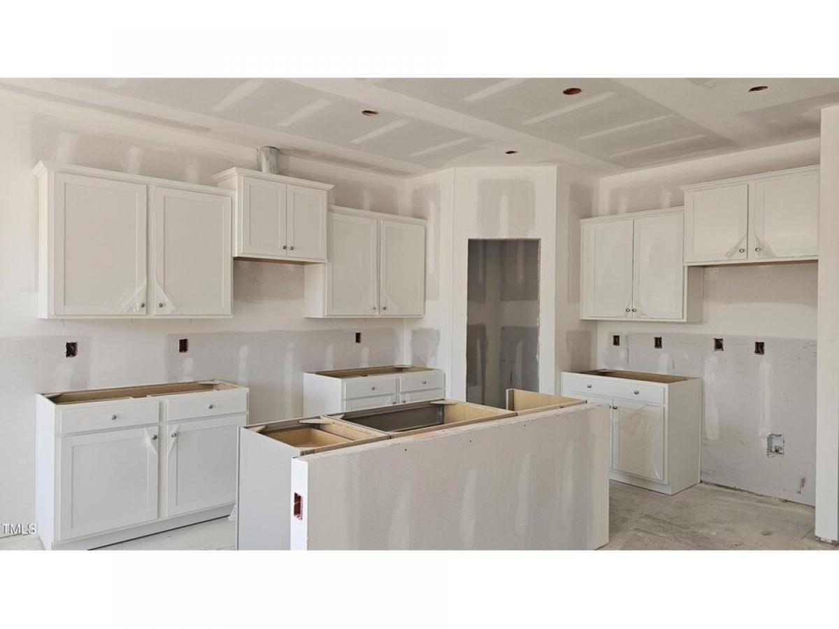 Picture of Home For Sale in Fuquay Varina, North Carolina, United States