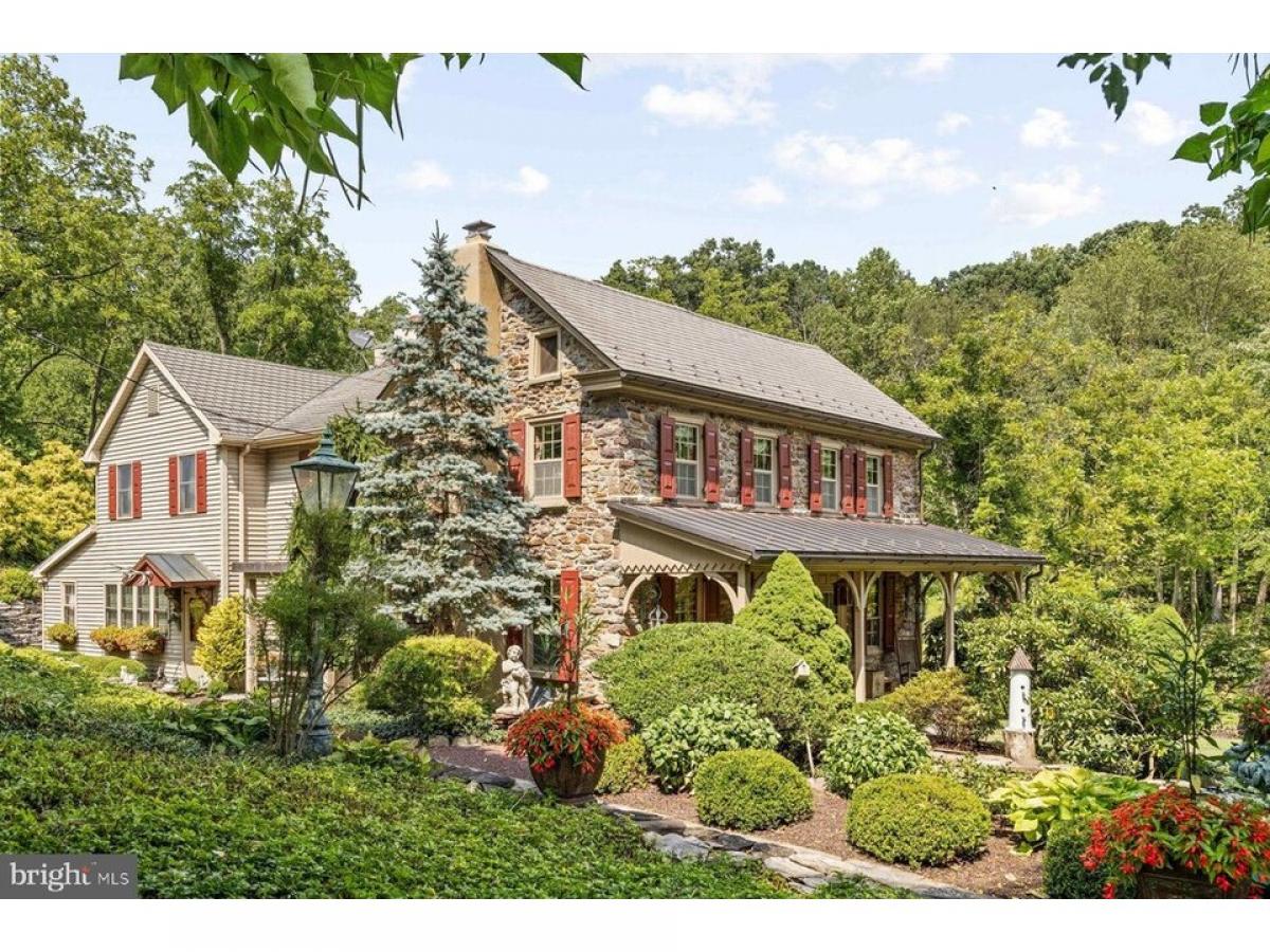 Picture of Home For Sale in Kintnersville, Pennsylvania, United States
