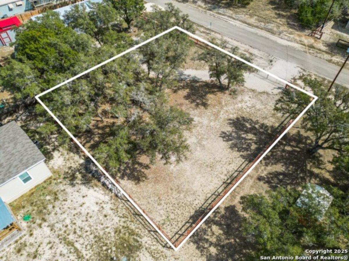 Picture of Residential Land For Sale in Bandera, Texas, United States