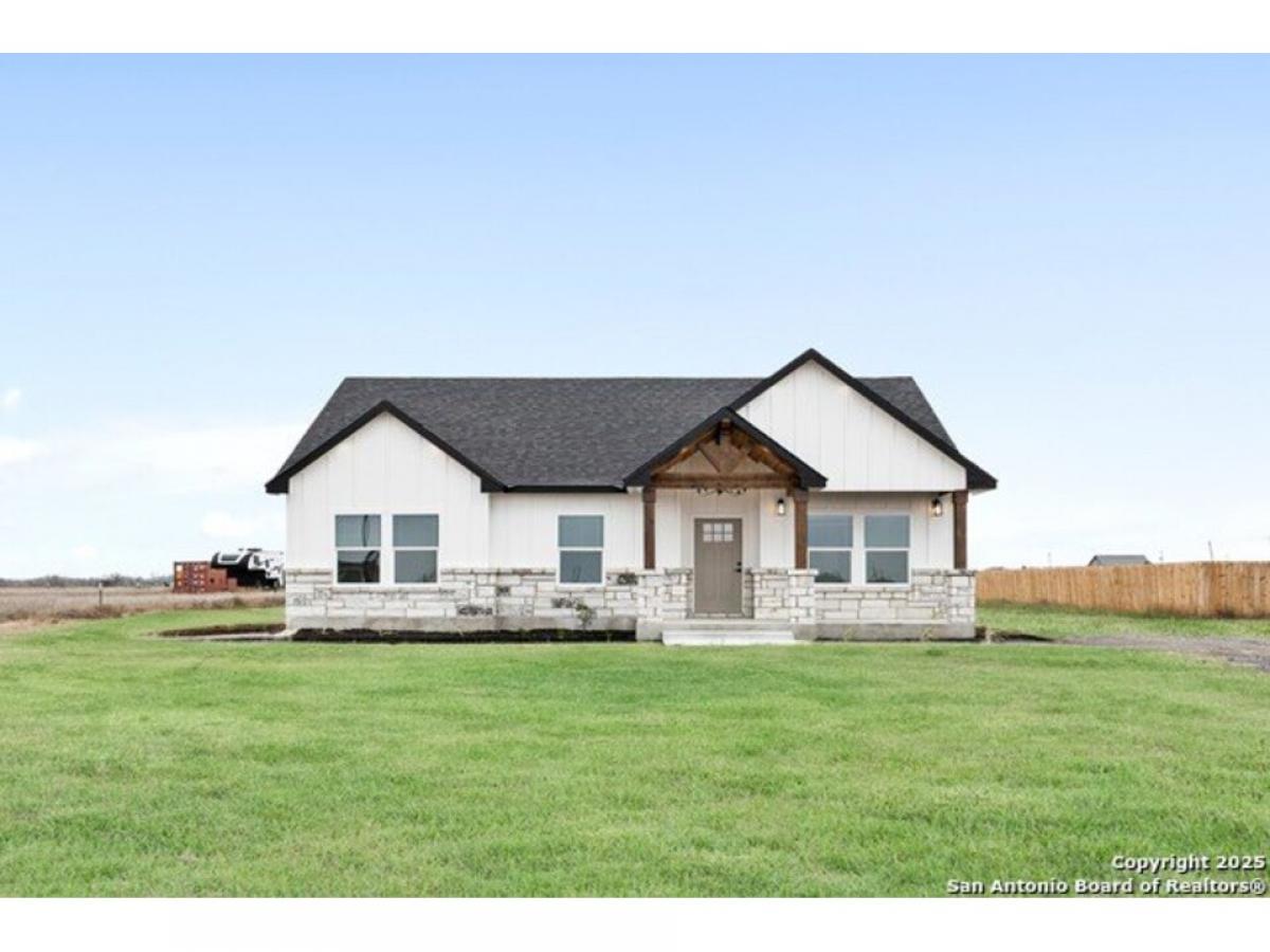 Picture of Home For Sale in Natalia, Texas, United States