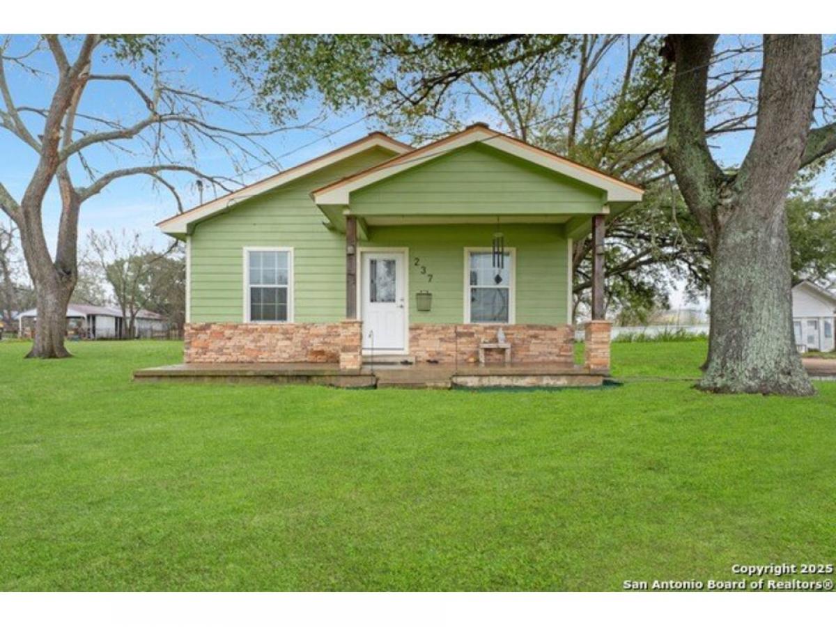 Picture of Home For Sale in Luling, Texas, United States