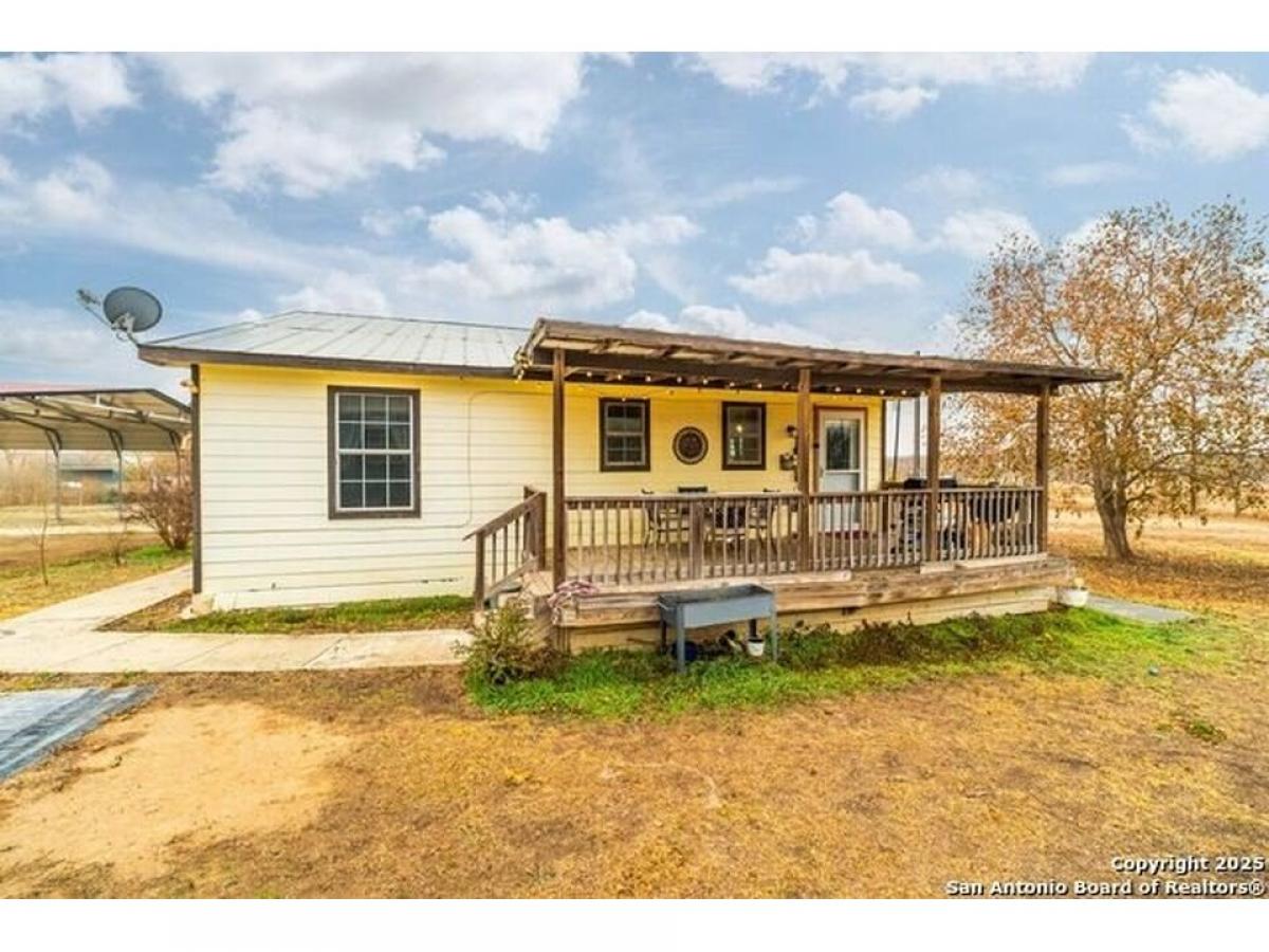 Picture of Home For Sale in Devine, Texas, United States