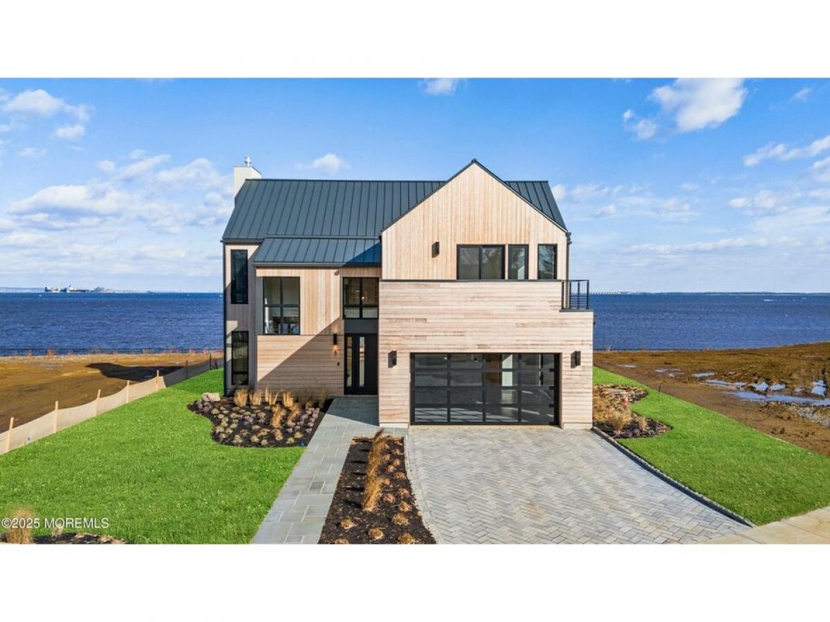 Picture of Home For Sale in Atlantic Highlands, New Jersey, United States