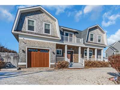 Home For Sale in Mantoloking, New Jersey