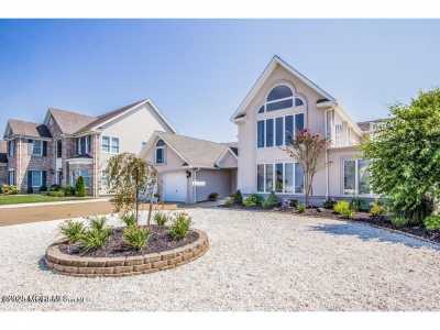 Home For Sale in Mantoloking, New Jersey