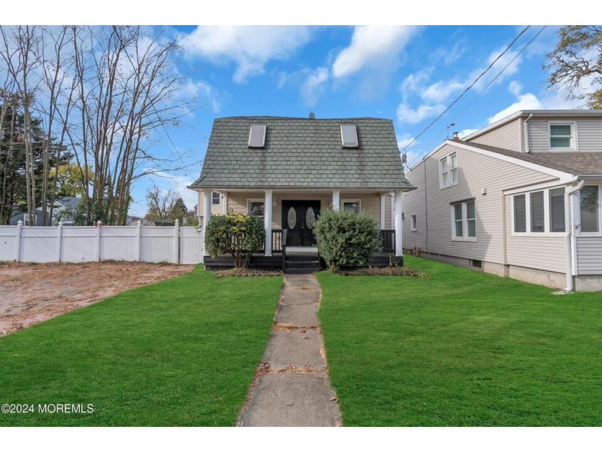 Picture of Home For Sale in Keansburg, New Jersey, United States