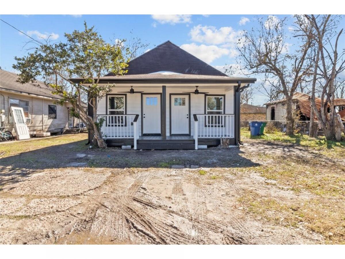 Picture of Home For Sale in Angleton, Texas, United States