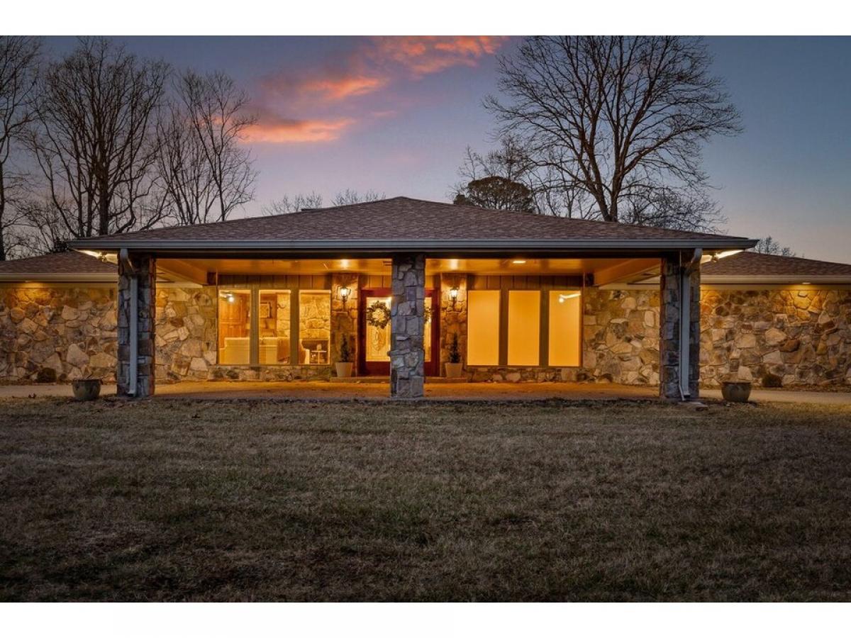 Picture of Home For Sale in Signal Mountain, Tennessee, United States