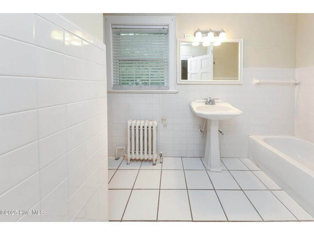 Picture of Home For Sale in Elizabeth City, North Carolina, United States