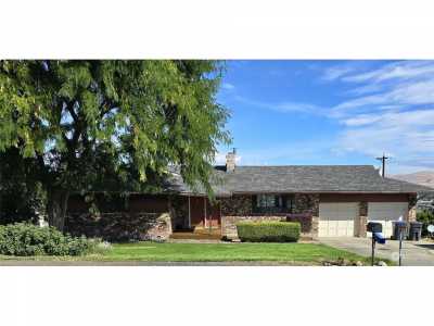 Home For Sale in Selah, Washington